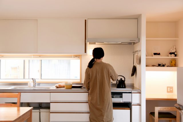 白をベースにした収納豊富なキッチンスペース