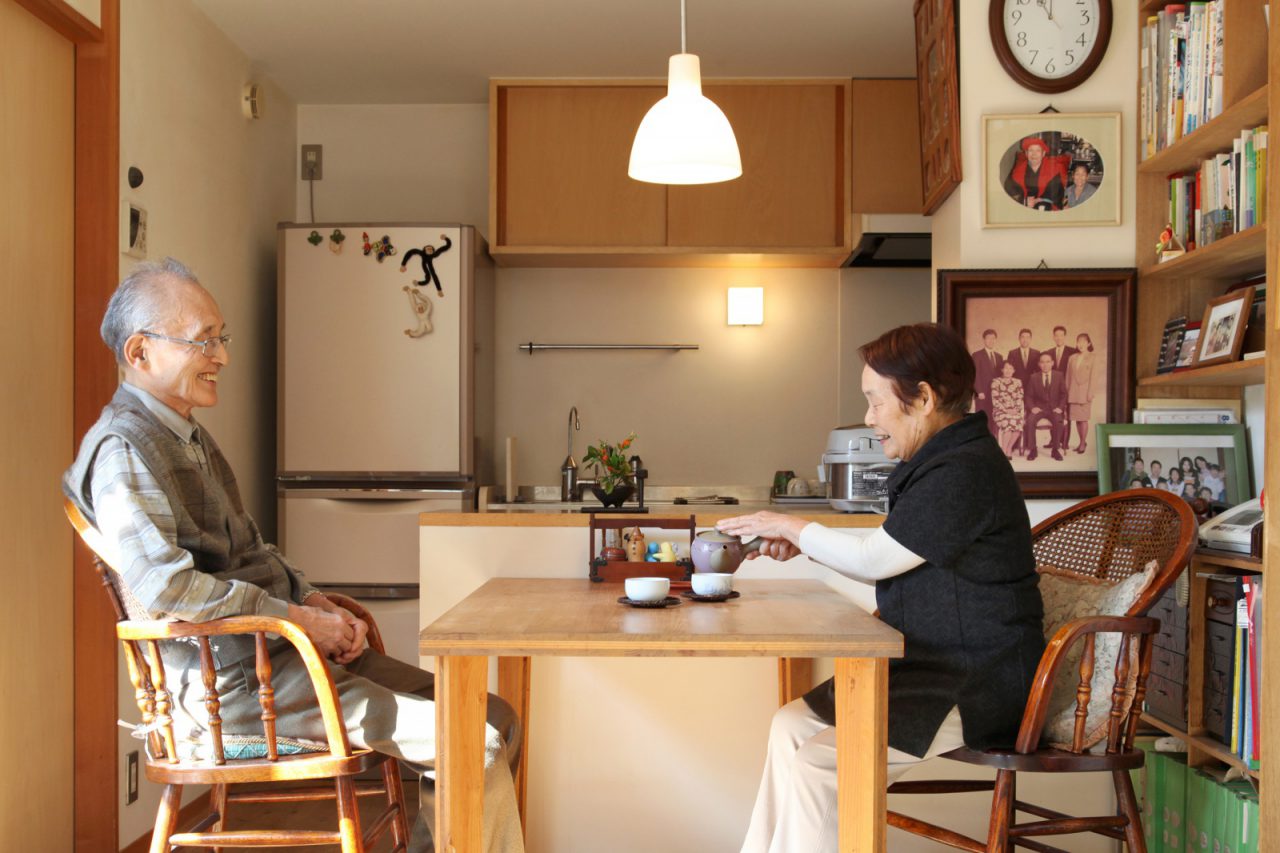 1階リビングでくつろぐご両親