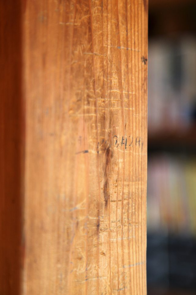 よく見ると子どもたちが昔、身長をはかったしるしがついていました