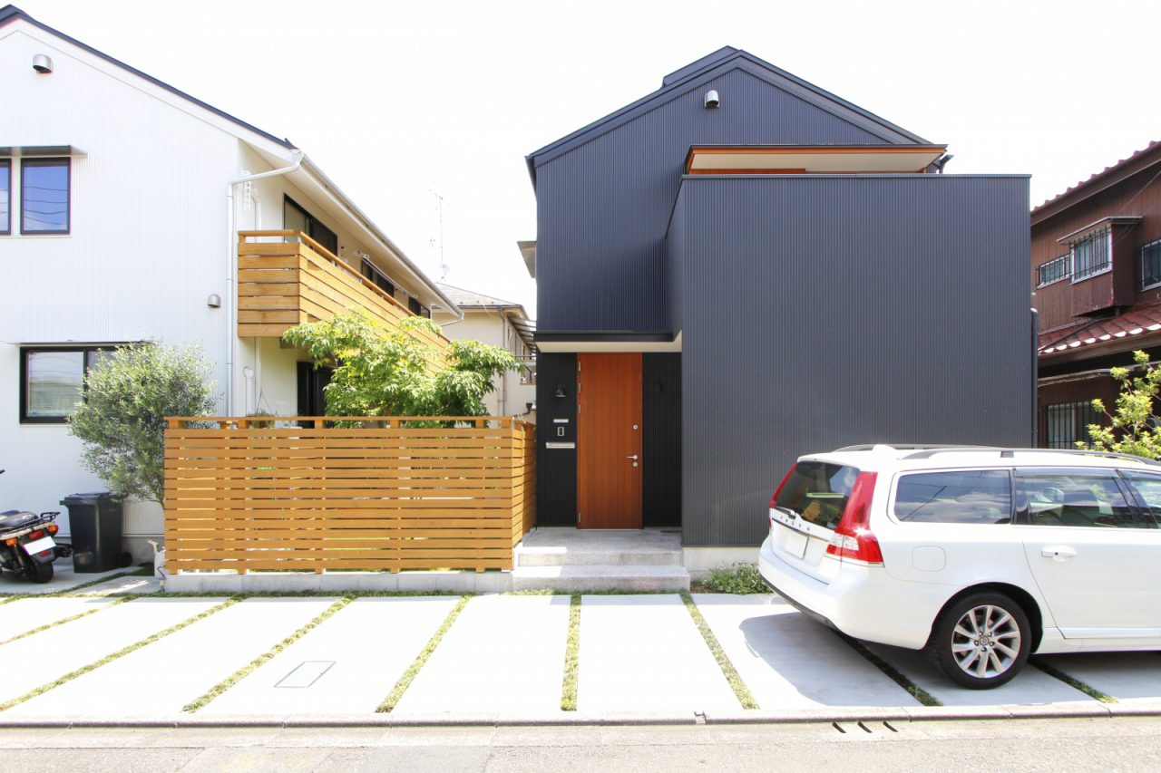 左の白い建物がＨ様ご家族の暮らす木造ドミノ住宅。右の黒い建物がＫ様ご家族の暮らすi-works。