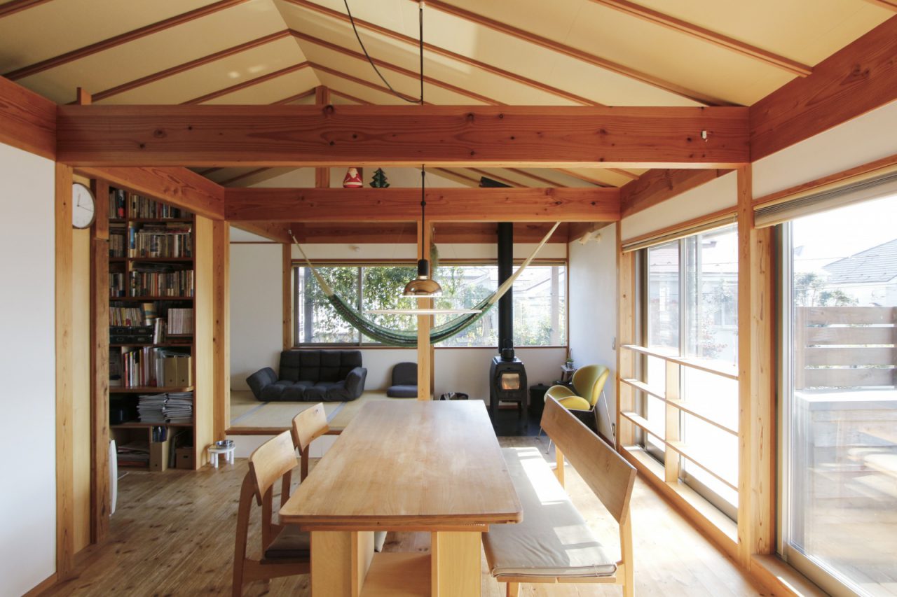 Ｓ様ご家族（子世帯）が暮らす2階リビング・ダイニング。薪ストーブ横の小上がりになった畳コーナーやご主人の書斎など落ち着ける空間になっています。