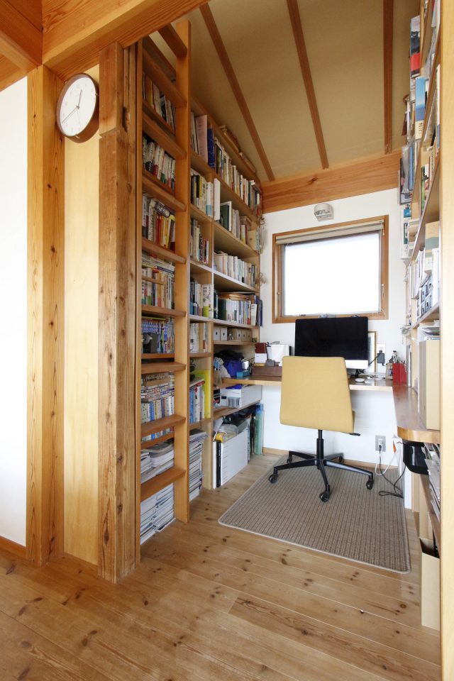 以前の家の柱を使った書斎スペース