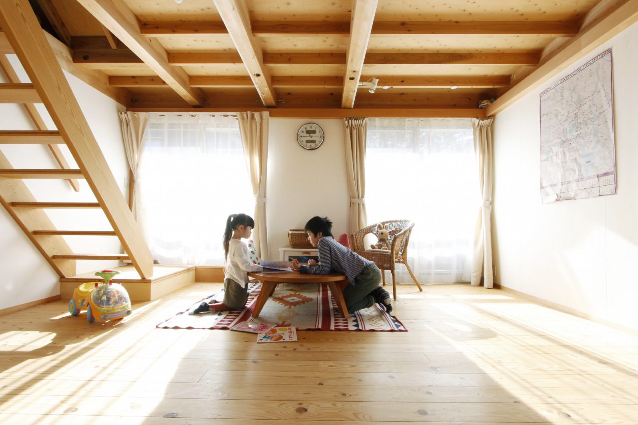 2階の広い部屋で遊ぶ子どもたち