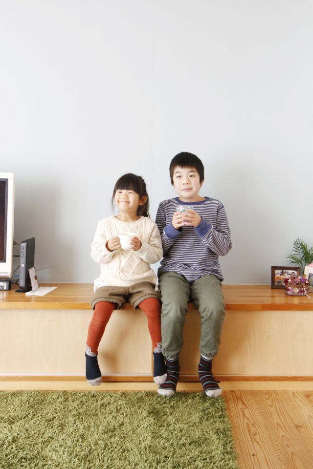 背景の淡い水色の壁はみんなでDIY塗装しました