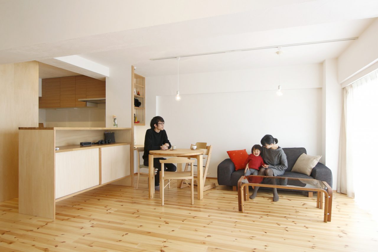 リビングとキッチンの間仕切り壁をなくしたワンルーム。ダイニングテーブルはご主人の手によるもの。