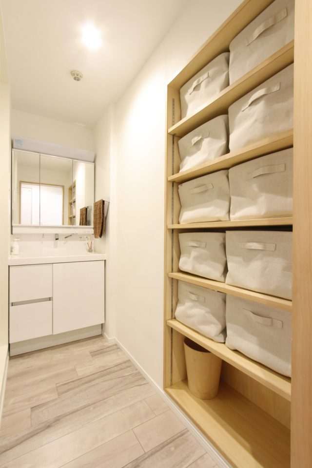 造作収納のある、スッキリとした洗面スペース