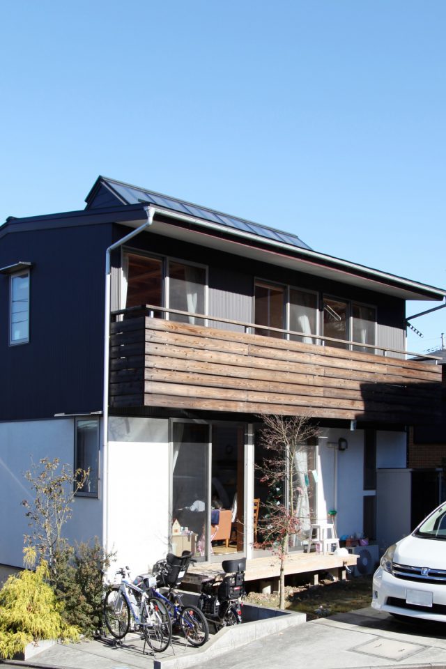 上部は茶色のガルバリウムの外観