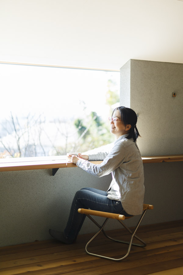 夏は、インナーバルコニーで花火を見ながらビールを飲んでいます。