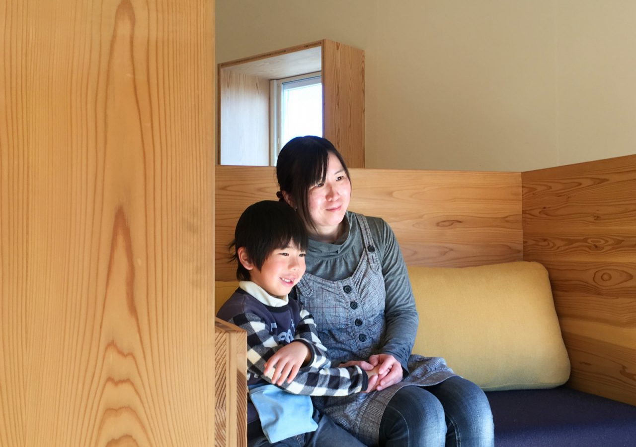 大工さんがつくった家具に座って記念撮影。