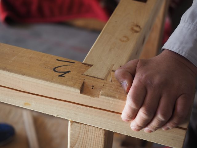 「番付」という木組みの順番をたしかめながら、ていねいに柱と梁をつないでいきます。