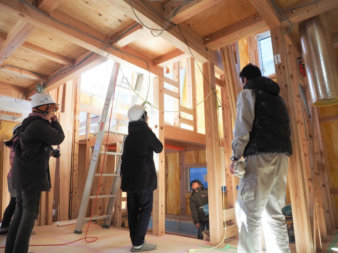 「現場で建物ができるとさ、立体的に空間が見えてくるんだ」と高橋棟梁。 都内でマンション住まいという編集部の皆さんからも、「実際に木の家の現場を見ると、家ってやっぱりいいですね！」と嬉しいお言葉も。