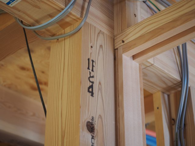 多摩産材の木。番付がこちらにも。