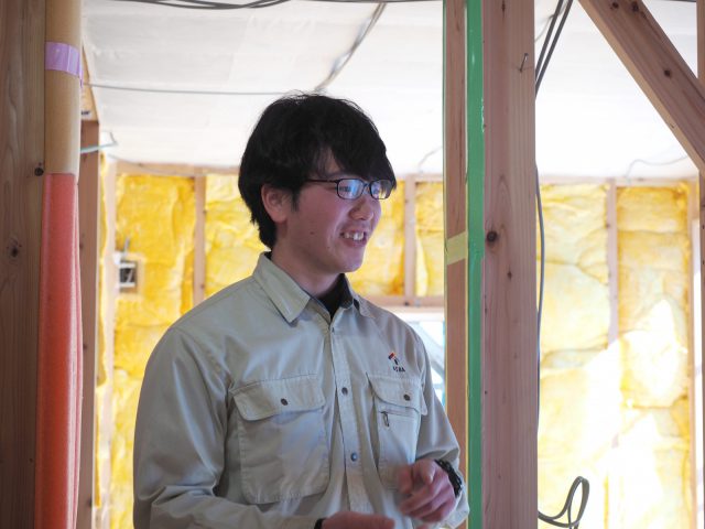 「どうやったら大工さんになれますか？」という質問に「いっぱいご飯を食べてしっかり寝ていれば大丈夫だよ！」と力強くアドバイスをしてくれた社員大工の佐藤くん。すばらしい！！！