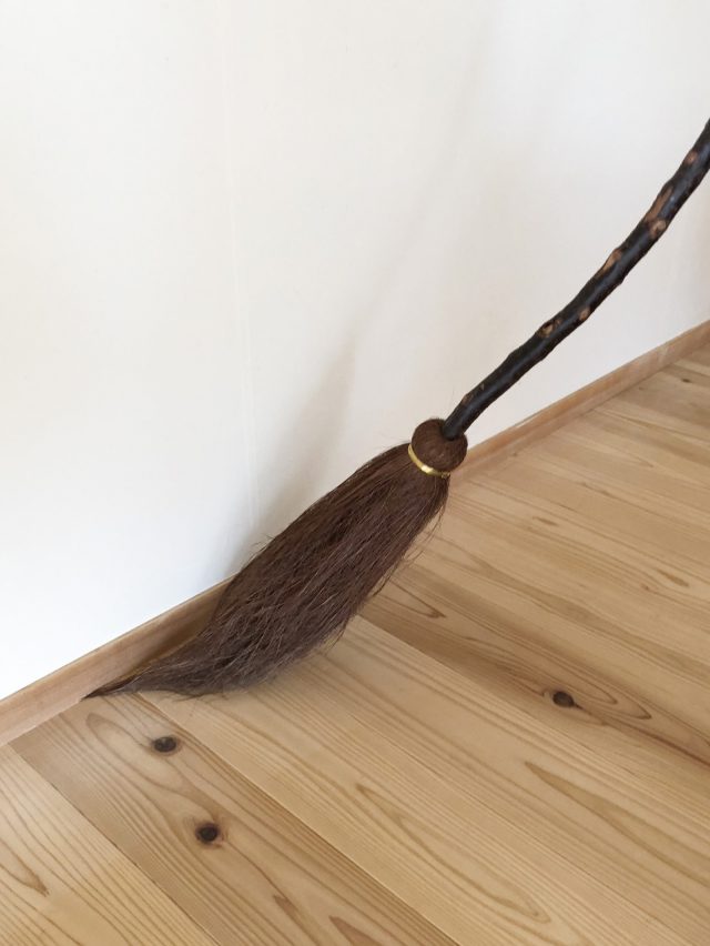 部屋の隅々まで届きます。シュロのホウキは柔らかく、床を傷めずにその油が天然のワックスとなります