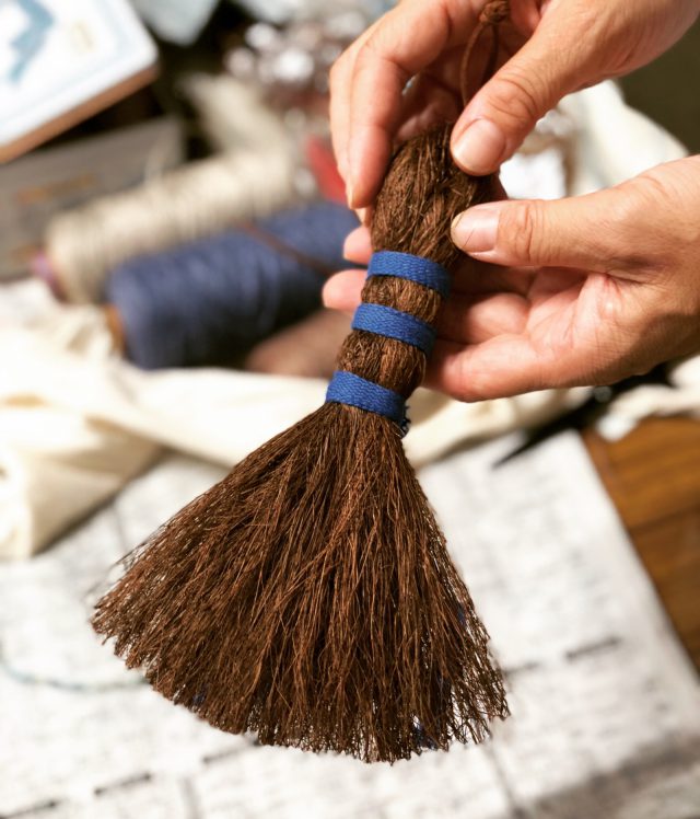 こちらはミニホウキとして試作中。フェスタ当日には大きな室内ホウキと卓上で使えるミニボウキのどちらかを作れるようになるかもしれません