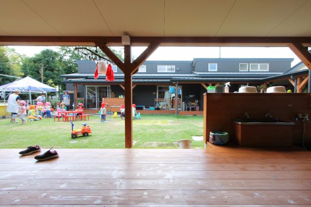  中庭では年齢の異なる子どもたちが一緒になって遊びます