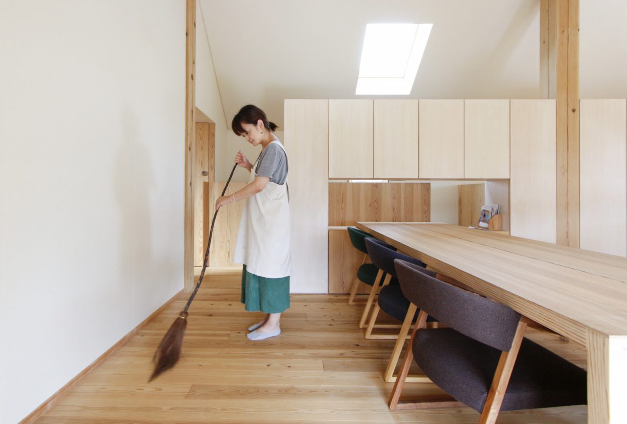 つむじの三階建木造ドミノでホウキ掃除