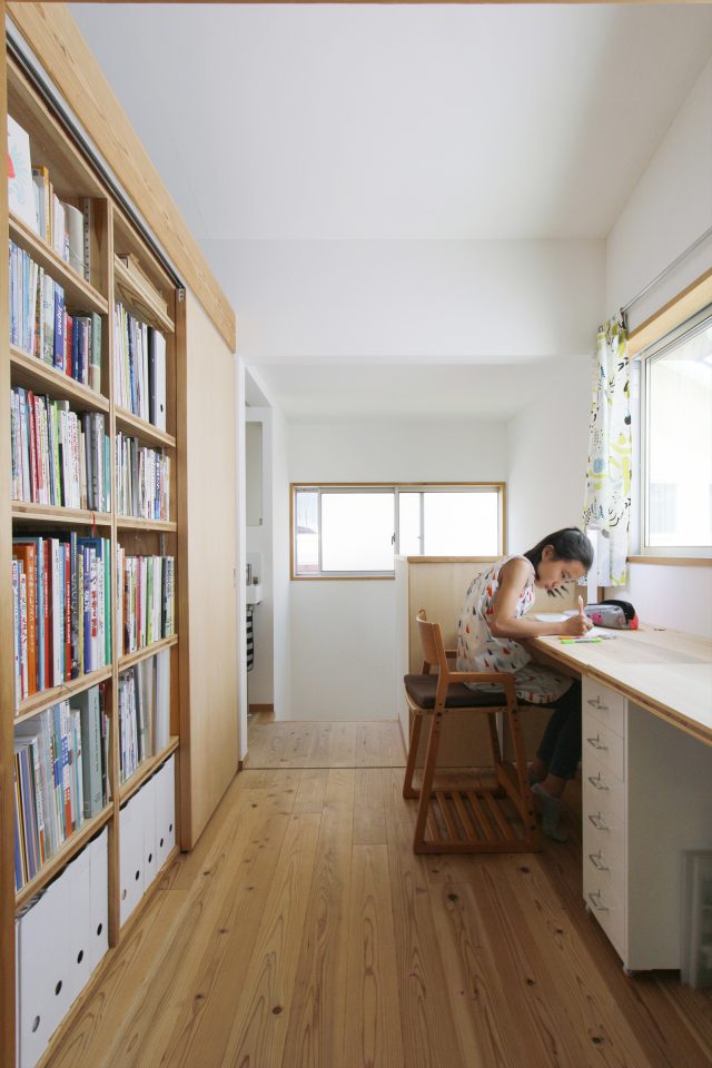 間仕切りした壁面を本棚に。2階スタディスペース。