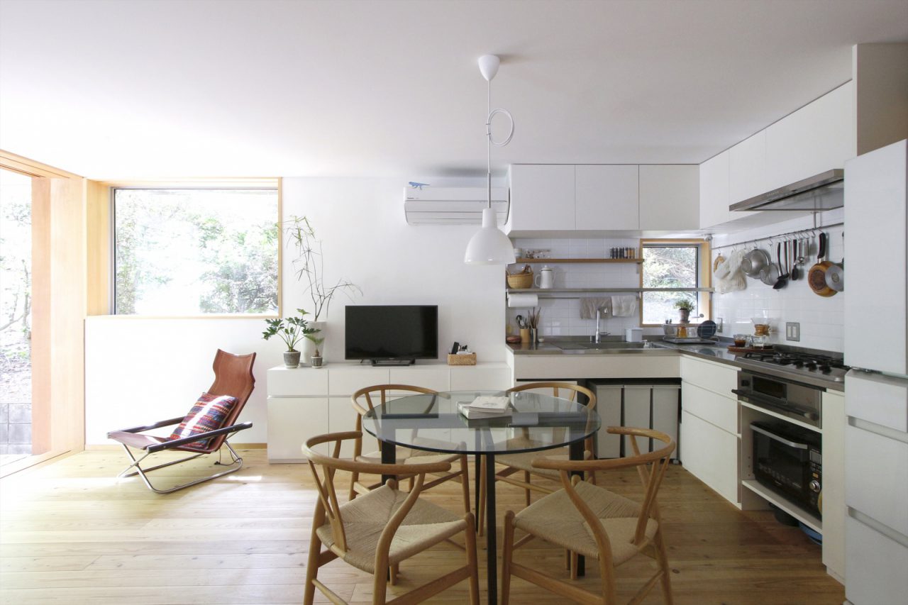 ガラスと鉄のテーブルはご主人のデザイン