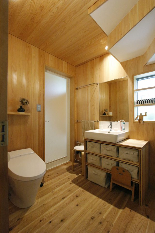 洗面・トイレなどの水回りはまとめて一つの空間に。