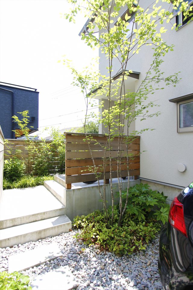 石と緑が程よいバランスの玄関アプローチ