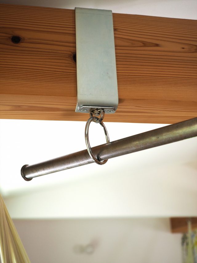 ご主人特注の、梁に掛けられる物干し金具&ポール