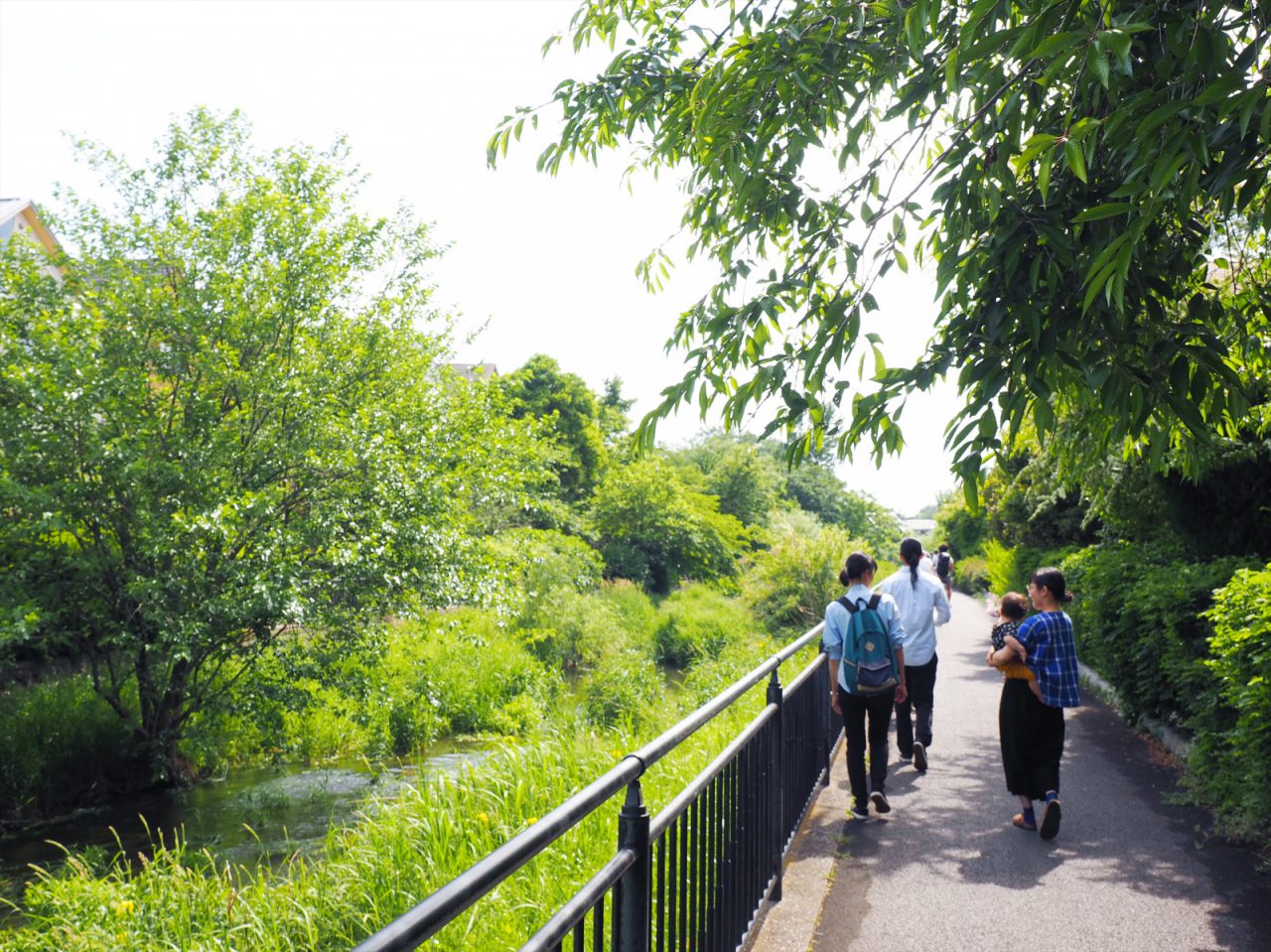 子どもたちが安心して川遊びできる、自宅近くの湧水のある川。