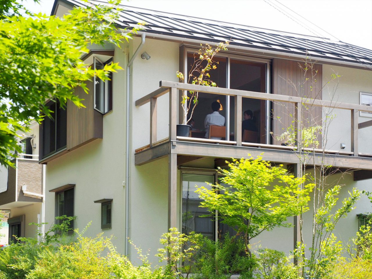 植栽に囲まれた外観。