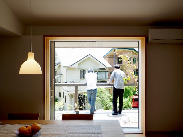 リビングの延長として景色を楽しめる奥行のあるバルコニー