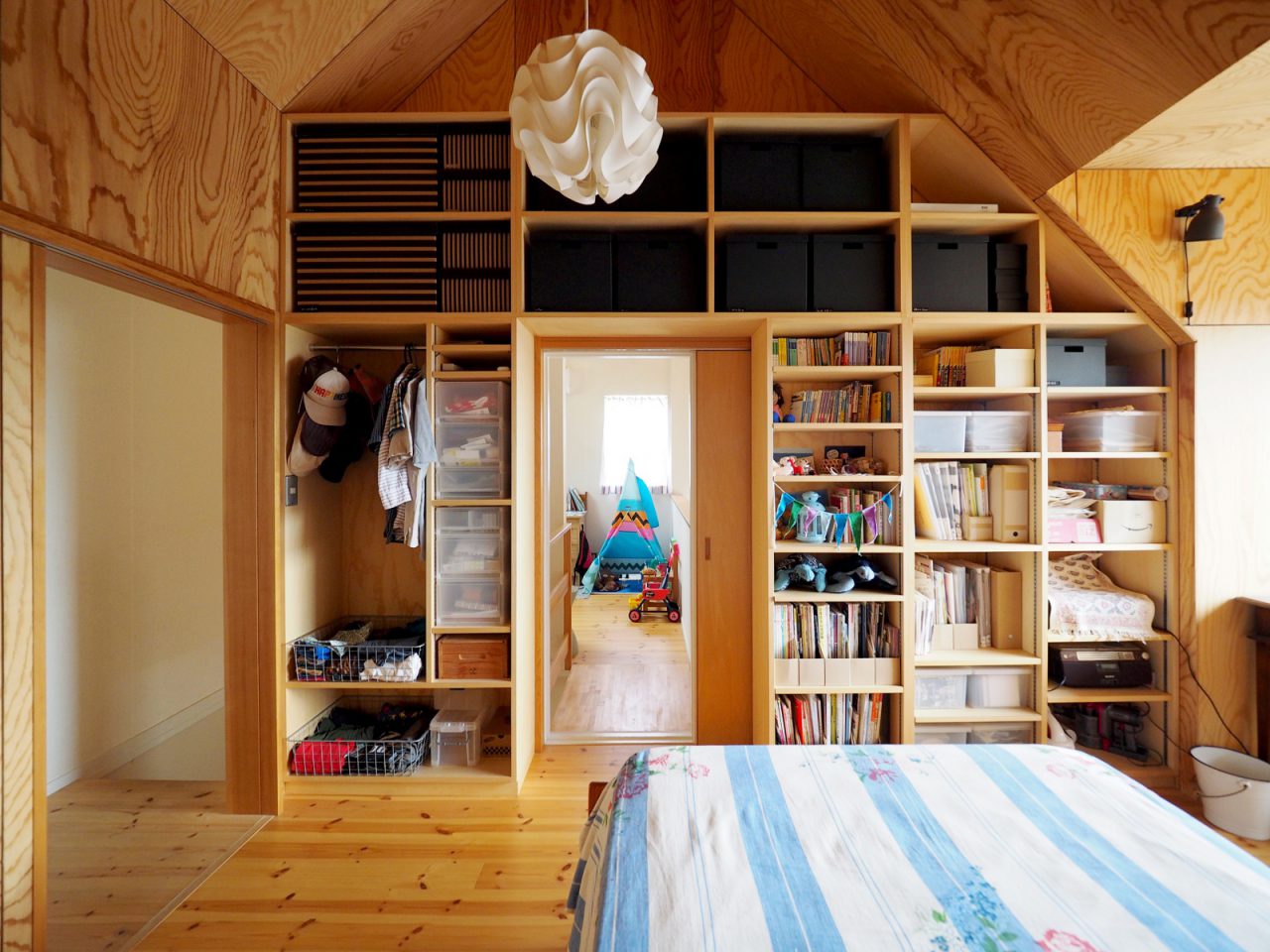 収納たっぷりの2階寝室。奥は子ども部屋。