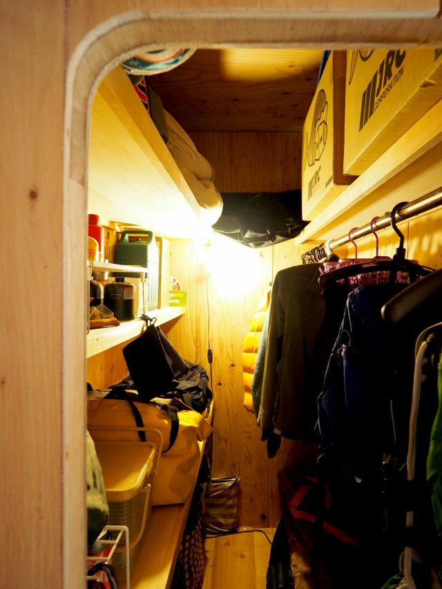 洞窟のようなキャンプ道具収納庫。