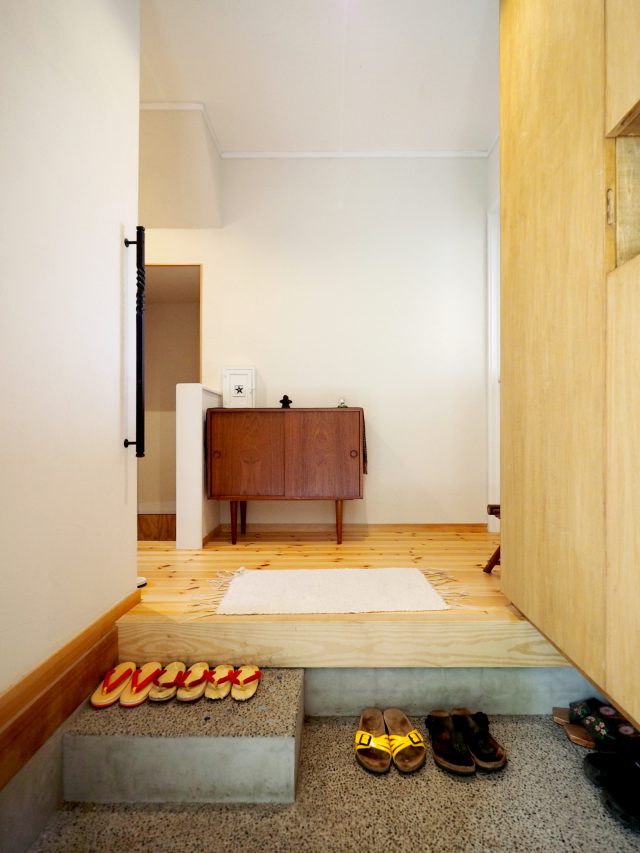 段のある玄関土間