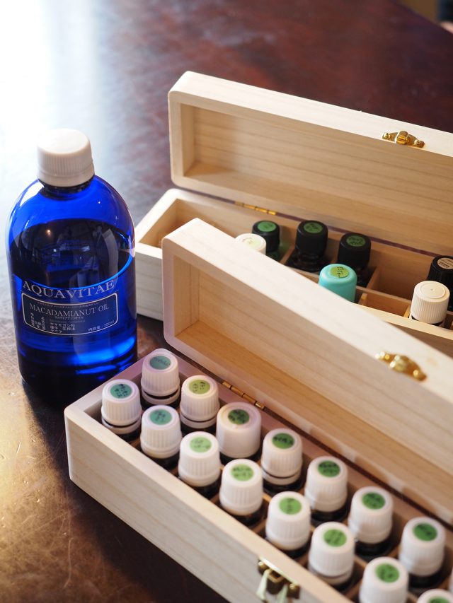 奥様おすすめの精油とアロマオイル。その日の気分や体調にあわせてブレンドします。