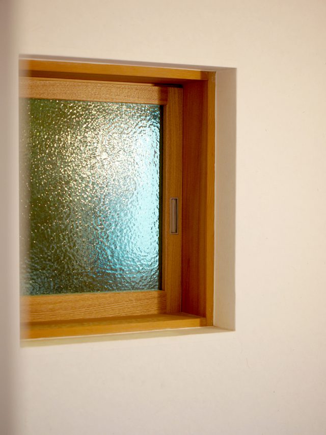 スタディスペースと階段をつなぐ小窓。