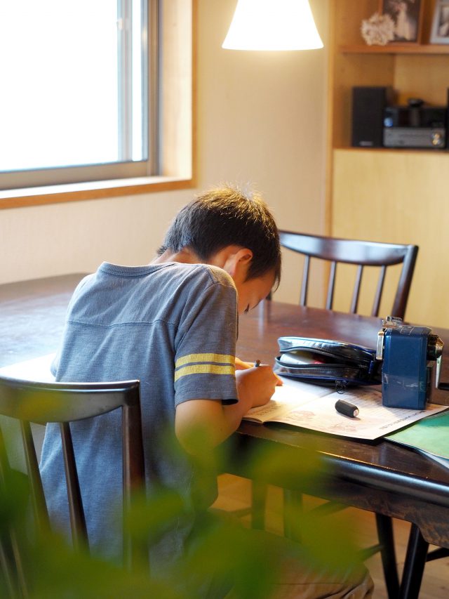 ダイニングテーブルは食卓や勉強机としても使えます。