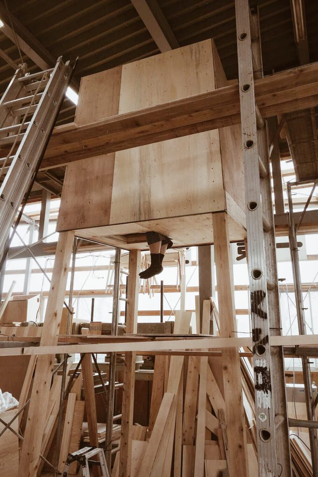 下から登って入り込む巣箱の形状。飛び出している足は小泉さん。この確認の後、開口部の窓の取り付けや、外部へのFRP巻きの処理が施されました。