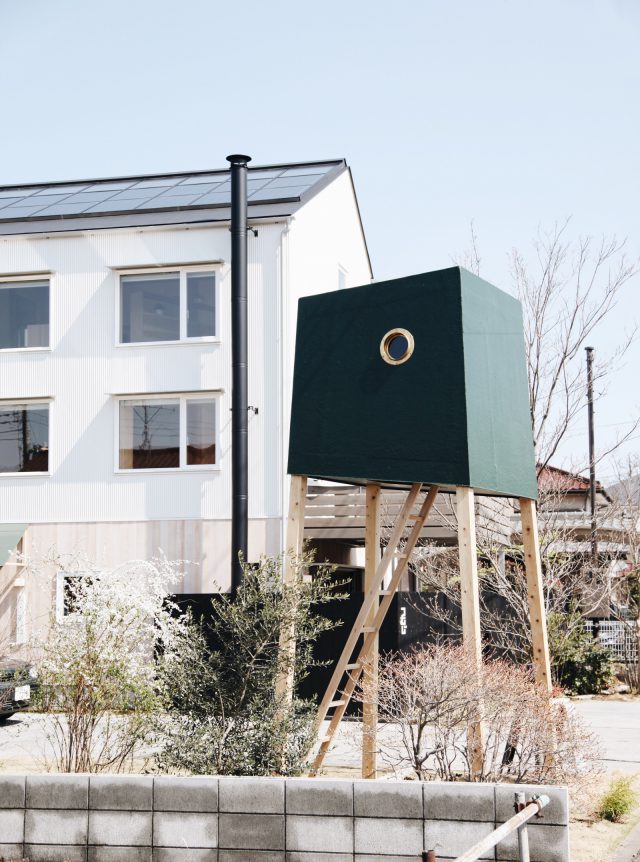 巣箱竣工時の様子。このしばらく後、４本の脚はグレーに塗装されて、より「宙に浮いている感」のある不思議な建築に仕上がりました。