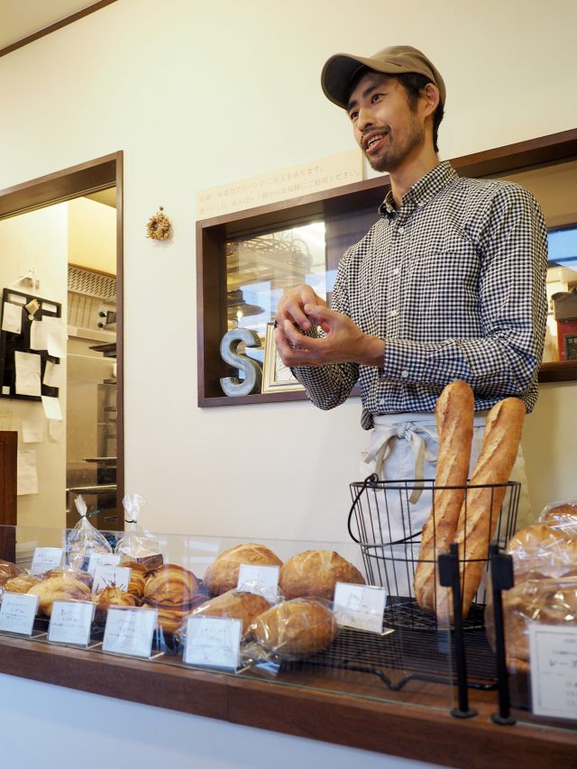 店頭でパンの魅力を説明するご主人