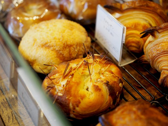 ショーケースに並ぶ様々な種類の美味しいパン