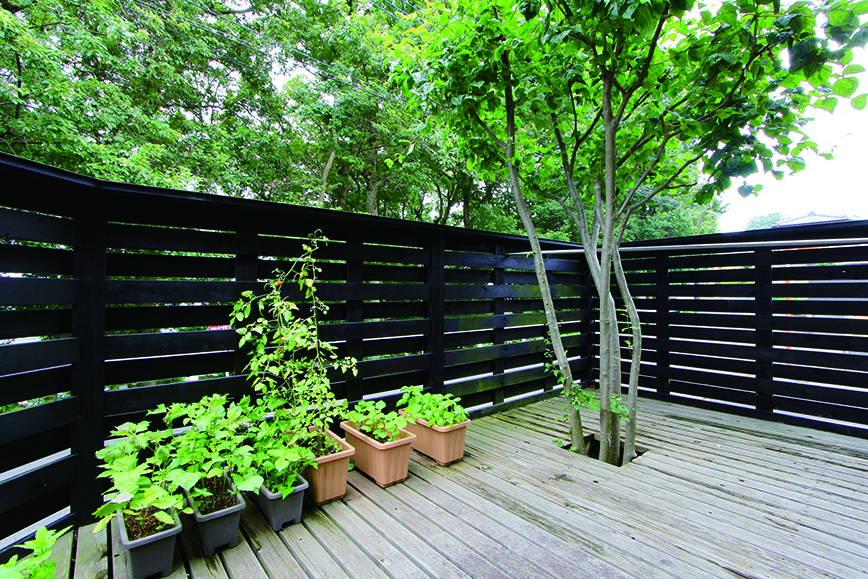 猫に配慮して高めの柵を配したデッキスペース
