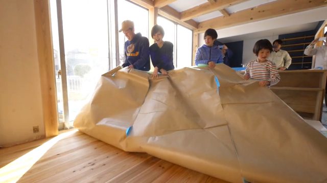床の養生をみんなで剥がす瞬間は感動もの。
