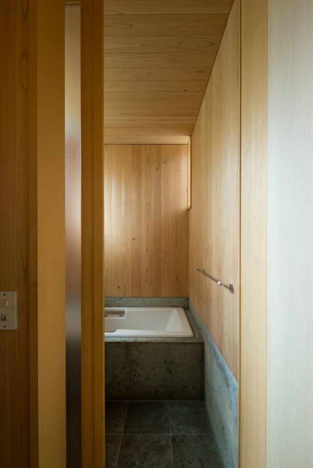 浴室：撮影 西川公朗