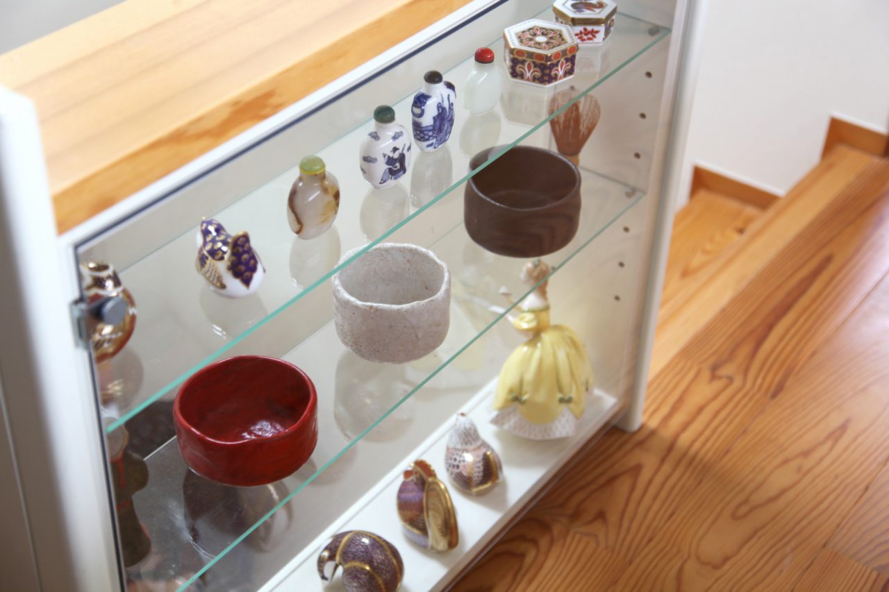 階段横のショーケース