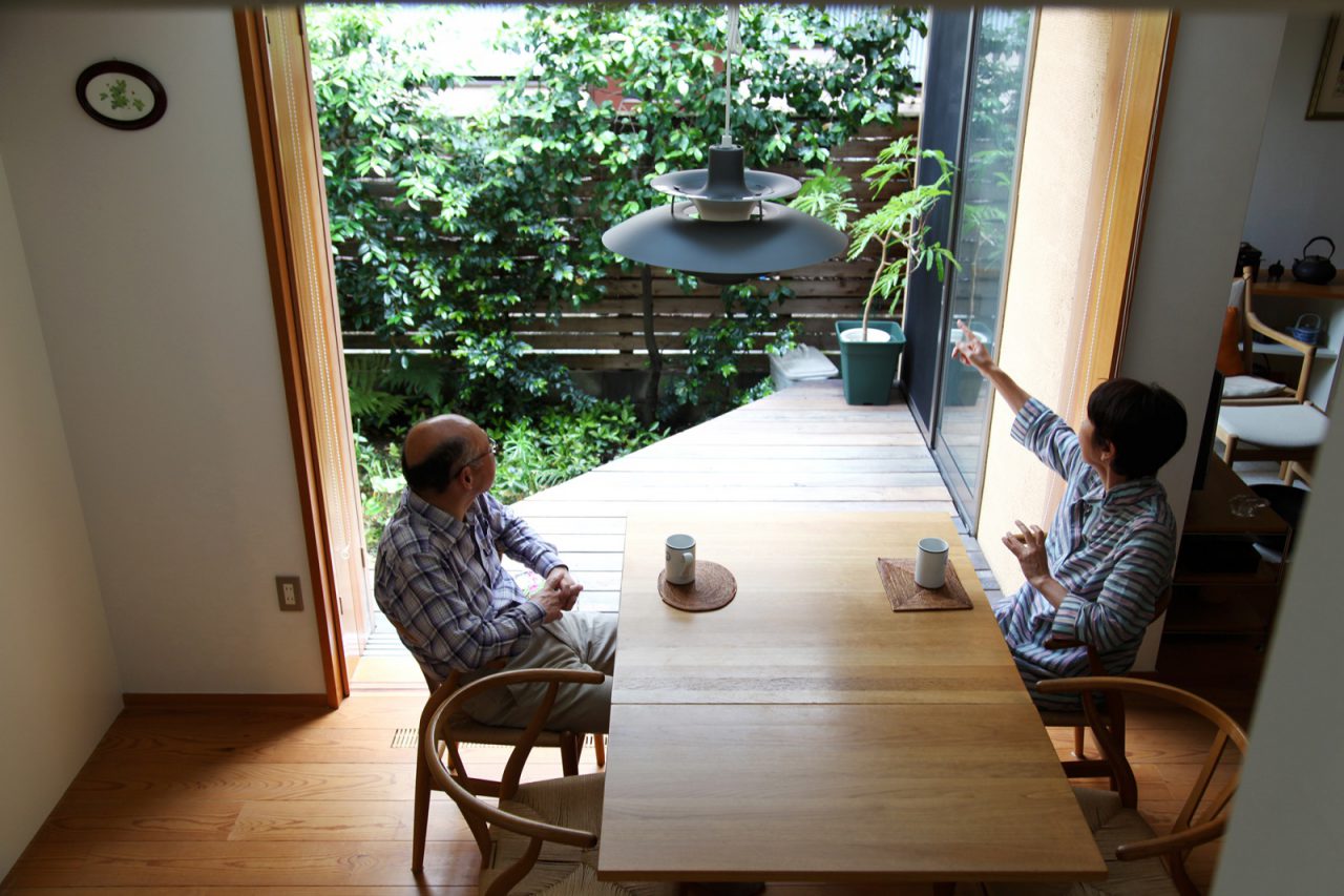 ダイニングから庭の景色を楽しむ