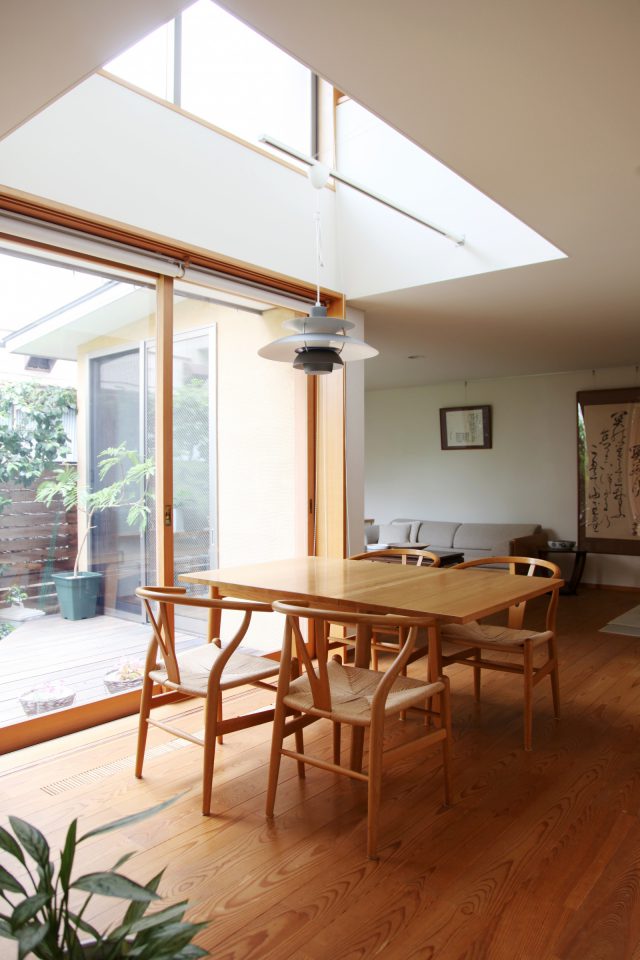 吹抜けのある、明るいダイニング