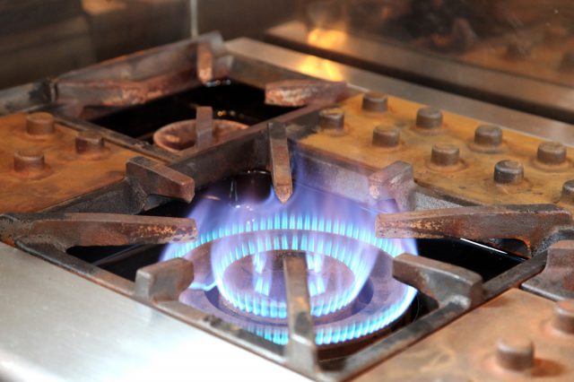 本格中華が生まれる使い込まれたコンロ