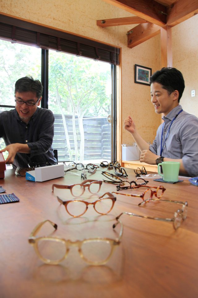 取材に来た広報2人もちゃっかり試着。S様に自分たちにあったメガネを見繕って頂いたり、サイズを測って頂いたり。メガネ談義に花が咲きました。