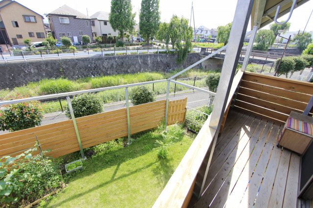 庭にはハンモックや緑のカーテンをつけたり、使い方自由のビッグフレームが設置されています