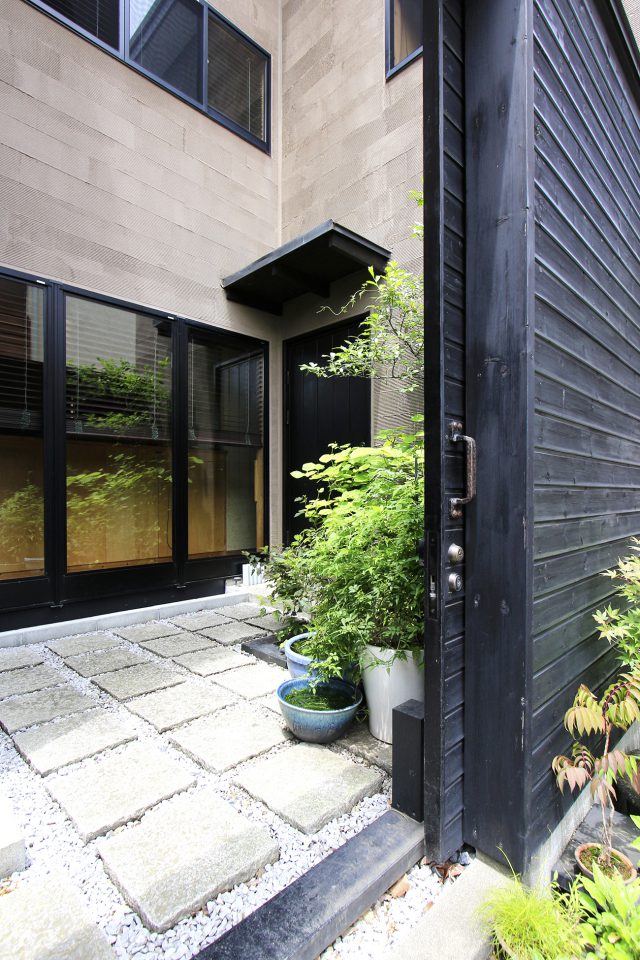 敷石と植栽のあるアプローチ