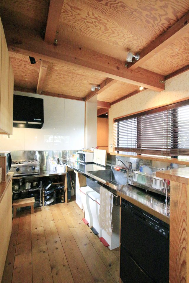 坪庭に面したキッチン